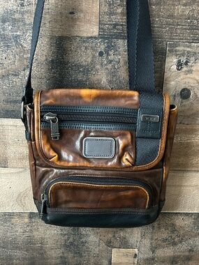 Tumi Brown Leather Crossbody Messenger Bag | Small Travel Bag | Great Patina